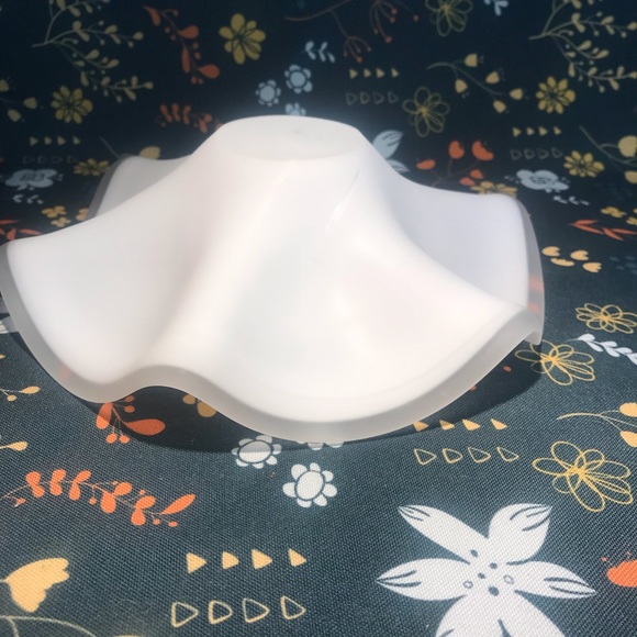 WHITE MATE GLASS WAVY VASE BOWL Plate Vase Flower Shaped 9.5”  MILKY VINTAGE? - Picture 8 of 16